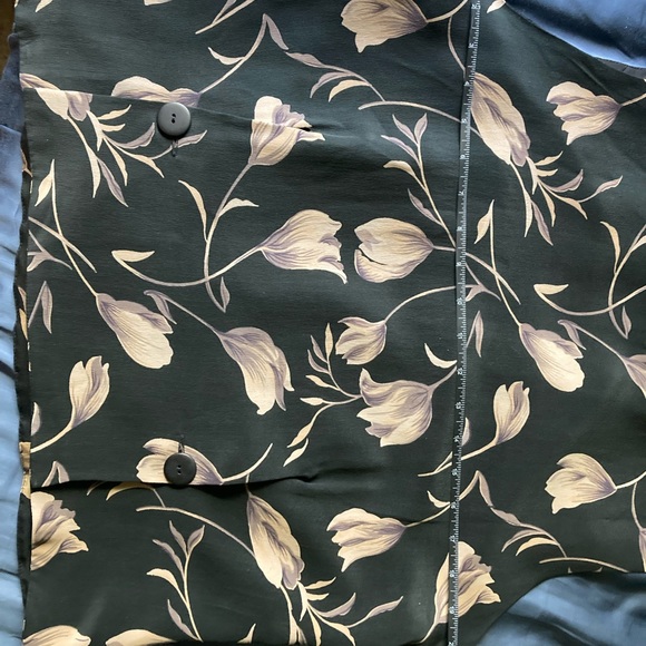 100% silk tank top with buttons on front and belt in back to adjust - Picture 2 of 3